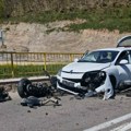 Užas u Novom Pazaru, ima povređenih! Motor prešao preko pune linije i zakucao se u auto s porodicom, slike s mesta nesreće su…