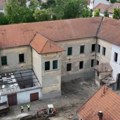 (Foto) 720 miliona za rekonstrukciju škole u Gajdobri: Više od veka stoji stameno, a od sledeće godine biće jedna od…