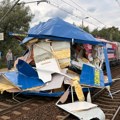 (Foto) Voz u Poljskoj razneo kamion iz BiH: Vozilo ostalo zarobljeno između spuštenih rampi, vozač u bolnici