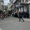 Leskovčani od ranog jutra u redovima zbog jednokratne pomoći od 6.000 dinara
