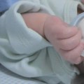 Još jedna beba nije mogla da čeka do porodilišta: Dečak se rodio na pragu svoje kuće u Zeti