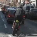 Akrobacija za nevericu Motociklista šokirao vozače automobila (video)