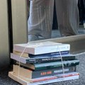 Skup ispred Filozofskog fakulteta u Novom Sadu: Profesori spremili knjige o slobodi govora za grupu koja blokira zgradu (FOTO)