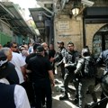 FOTO Haos u Jerusalimu uoči “Marša zastave“: Izraelski desničari upali u Al-Aksu, veliki broj policajaca na licu mesta