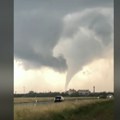 Tornado pogodio Mađarsku! Zastrašujući snimci sa juga države, na snazi je uzbuna (video)