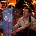 Bilo je i suza: Majkl Džej Foks u invalidskim kolicima zasvirao na bini sa grupom Coldplay
