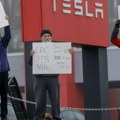 Održani protesti ispred salona "Tesla" u SAD zbog Maskovog smanjenja troškova vlade