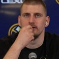 Deki, nikada neće biti zaboravljen! Nikola Jokić u posebnoj majici na konferenciji za medije (video)