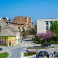 Slika iz Šapca je za nevericu! Pas Čoko zamenio povodac za menjač, pa seo za volan?! Šala iz ovog grada mnogima je ulepšala…