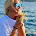 Nauljila se i uživa na jahti u šortsu! Naša voditeljka s pravom ima najlepše noge, grmi u 6. deceniji