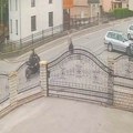 Sigurnosne kamere snimile stravičnu nesreću: Motociklista pokosio pešaka u Gradačcu (uznemirujući video)