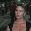 Doček za Ivana Matovića u Kraljevu: Puna raskrsnica ispred njegove zgrade, supruga kaže - važno da će biti s nama
