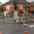 Исчупана бандера, постављени џакови за спречавање поплава: Хаотичне слике из Алексинца након снажног невремена