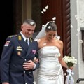 Udala se ćerka Suzane Mančić: Teodora nosila veo do poda i usku venčanicu, mladoženja se oženio u uniformi (foto)