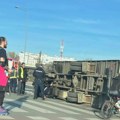 (Video) Drama u Novom Beogradu: Kamion se prevrnuo nasred puta kod BAS stanice, saobraćaj usporen