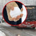 Šok snimak iz Velike Moštanice: Gađali vozača autobusa 551 grudvama, on izašao iz vozila noseći šipku u rukama