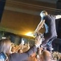 Saša Kovačević pao sa bine: Pevač držao govor i samo se srušio (video+foto)