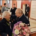 Putin ne zaboravlja svoju staru nastavnicu (92)-izveo je na večeru i poklonio buket