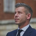 VIDEO Peter Mađar napadnut: Muškarac ga polio vinom pred svima, snimak kruži mrežama
