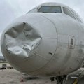 Drama na nebu! Grom udario u avion usred oluje: Kada su putnici nakon vanrednog sletanja ugledali prednji deo letelice…