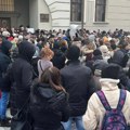 Nastavnici i đaci Gimnazije u Čačku protestuju već treću nedelju zbog „stranačkog nametanja direktorke“