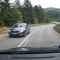 Zastrašujući snimak sa Zlatibora: Vozač "škode" vozio suprotnom trakom usred krivine, vozila mu išla u susret