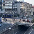 Muškarci u crnom marširaju ulicama Beograda i skandiraju (VIDEO)