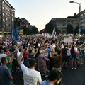 Deo opozicije se okupio ispred beogradske policije: Političari oprečno o izborima i pre protesta i na protestu