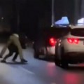 VIDEO Žestoki obračun taksista nasred ulice u Novom Sadu: Zaustavili vozila pa pesnicama nasrnuli jedan na drugog