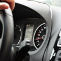 U Crnoj Gori priveden vozač iz Srbije, "častio" 10 evra da izbegne kaznu zbog preticanja preko pune linije