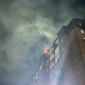 Vatra guta poslednji sprat Veliki požar u stambenoj zgradi u Čačku, svi stanari odmah evakuisani Ne zna se da li ima…