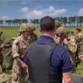 Hit snimak: Britanske padobrance u Normandiji dočekala francuska pasoška kontrola! Svi morali u red (video)