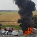 Izgoreo kamion pun klima uređaja: Buktinja kod aerodroma, dim kulja na sve strane, velike gužve na auto-putu (video)