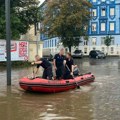 Dramatični prizori iz poplavljene Austrije: Kroz Beč idu čamcima, bujica bacila ženu pod autobus