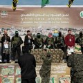 Hamas oslobodio trojicu izraelaca! Sa bine poslata jeziva poruka! Jedan od talaca nateran da u ruci drži predmet koji je mnoge…