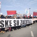 Glumci u protestnoj šetnji kroz Novi Sad, kruševački đaci odali poštu žrtvama pada nadstrešnice – i danas blokade i…