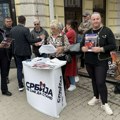 Žena udarila novinarku „Glasa Šumadije” kod štanda SNS-a u Kragujevcu, „naprednjaci” negiraju da je u pitanju…