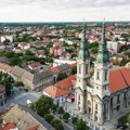 "Neki se krstili, drugi slikali" Saobraćajna senzacija kod pijace u Pančevu zbog zver limuzine (foto)