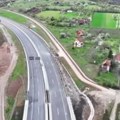 (Video) Po vrelom danu istrčao više od 12 kilometara! Pogledajte kako je direktor Puteva Srbije "testirao" novu deonicu…