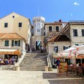 Opšti haos u Herceg novom, maloletnici iz Srbije izvadili nož na mladića Izboli ga po leđima, pa se dali u beg: Jedan uhapšen…