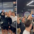Partizanove "bebe" sačekali Grobari na aerodromu: Onakav meč morao je da se proslavi usred noći
