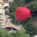 Turisti u budvi otkačio se padobran i pravo u zgrade?! Na jezivom snimku drame čuje se i kako ljudi viču: Kuku meni! Za…