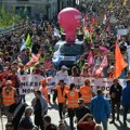 Општи штрајк у Француској зауставио саобраћај и затворио школе: Демонстранти на улицама широм земље