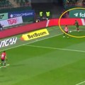 Da li ste ovo videli nekada u životu, gol koji će ući u istoriju: Iz mrtvog ugla, igrači u čudu posmatrali!