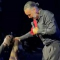 Dirljiv trenutak usred koncerta: Toni Cetinski poljubio obožavateljki ruku kada mu je uručila ručno pleteni šal (foto)