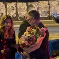Jovana u kožnoj suknji gori kako izgleda! Joksimovići stigli na slavlje, pune ruke poklona, evo šta su doneli