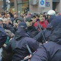 Pendrek po leđima, glavi i udaranje štitovima: Ispred Rektorata ima povređenih i uhapšenih, pogledajte kako su se policajci…
