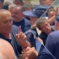Pogledajte grljenje Srba i Bošnjaka na Goveđaku nakon postignutog dogovora