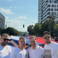 "Ponosni na srpsku trobojku": Učesnici mitinga SNS razvili zastavu dugačku 500 metara u Ulici kneza Miloša, na čelu kolone…