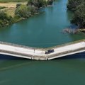 Most se prepolovio, visi iznad reke, ali vozači i dalje prelaze preko: neće da biraju drugu rutu, a evo i zašto